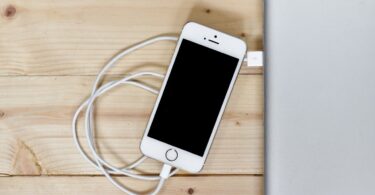 Jak dbać o baterię w telefonie? Fakty i mity o bateriach